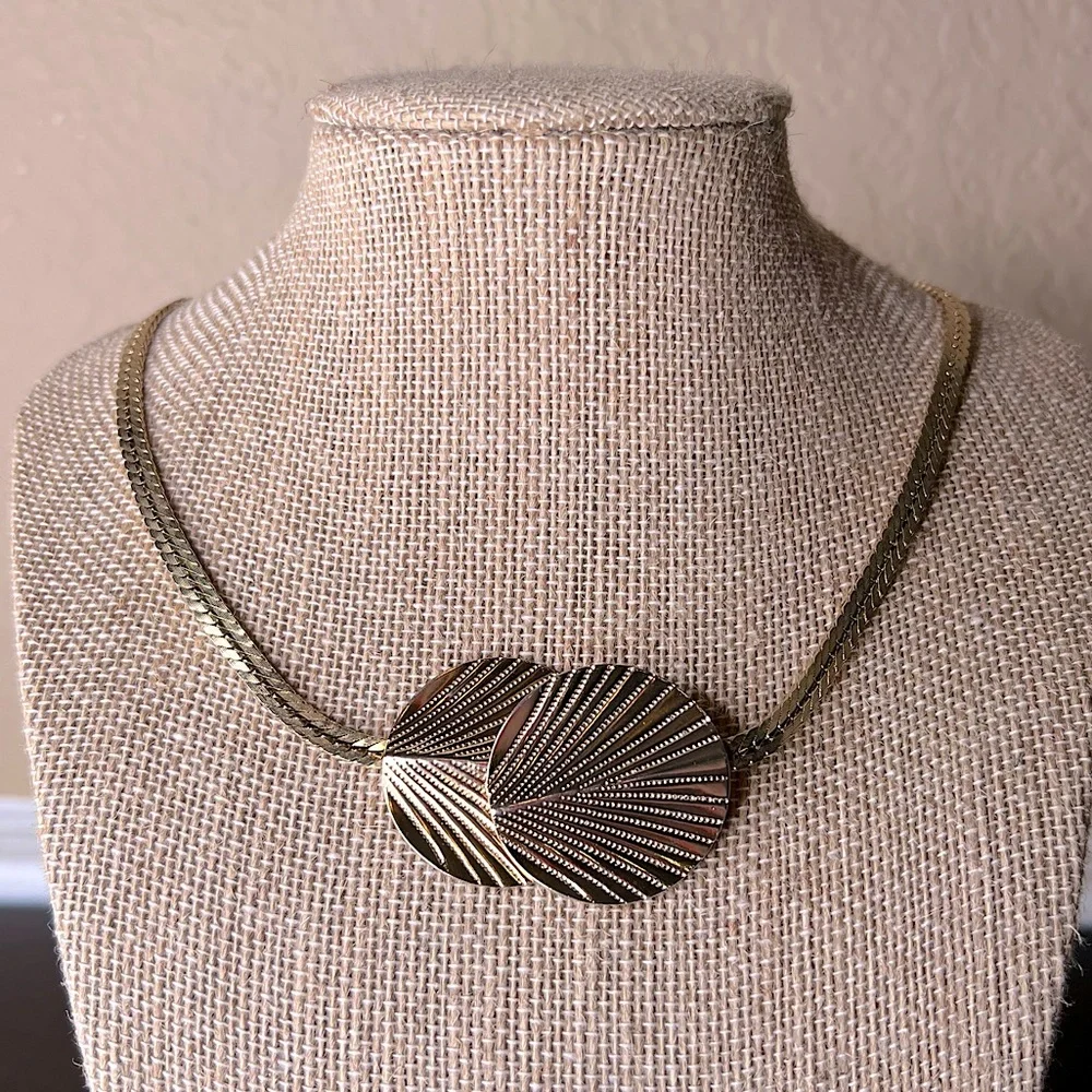 Vintage, Front-Clasp, Park Lane Gold Tone Seashell Necklace, Fan, Leaf, herringb